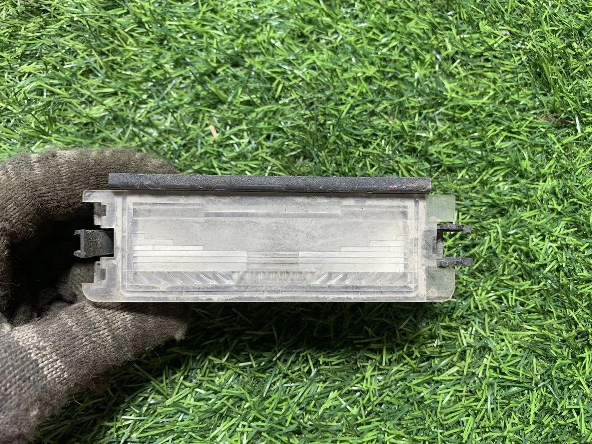 Фонарь подсветки номера Renault Logan