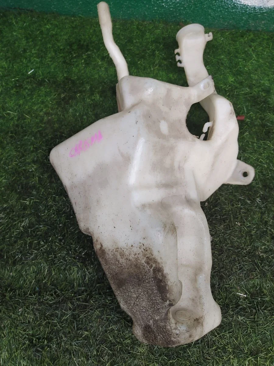 Mitsubishi Carisma l бачок омывателя