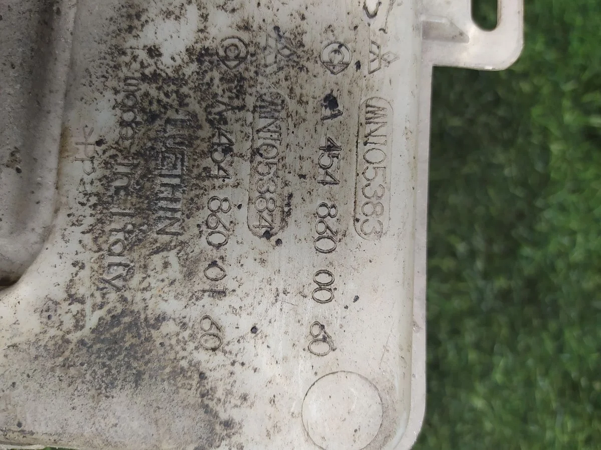 Бачок омывателя Mitsubishi Colt