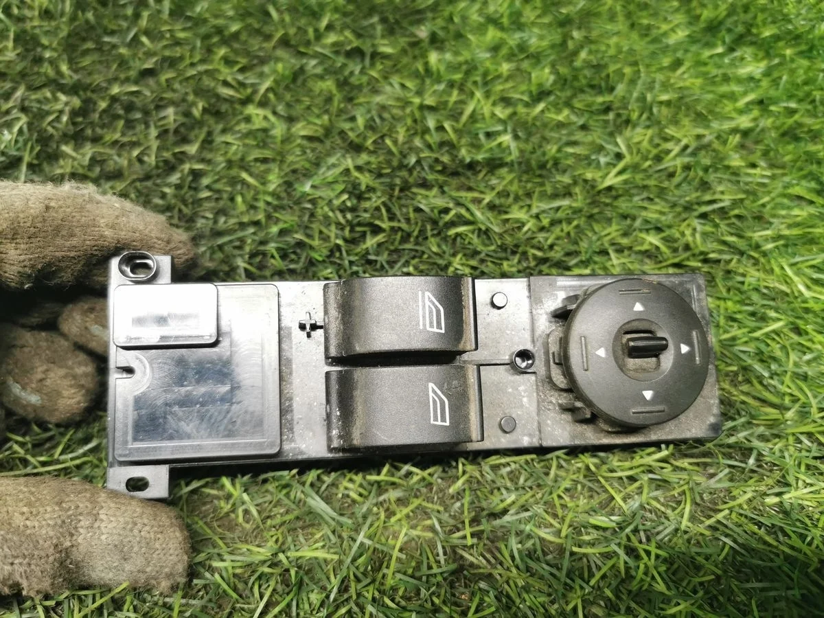 Блок управления стеклоподъёмниками П.Л. Ford Focus