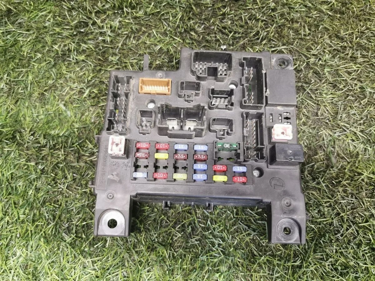 Блок предохранителей салонный Mitsubishi Outlander