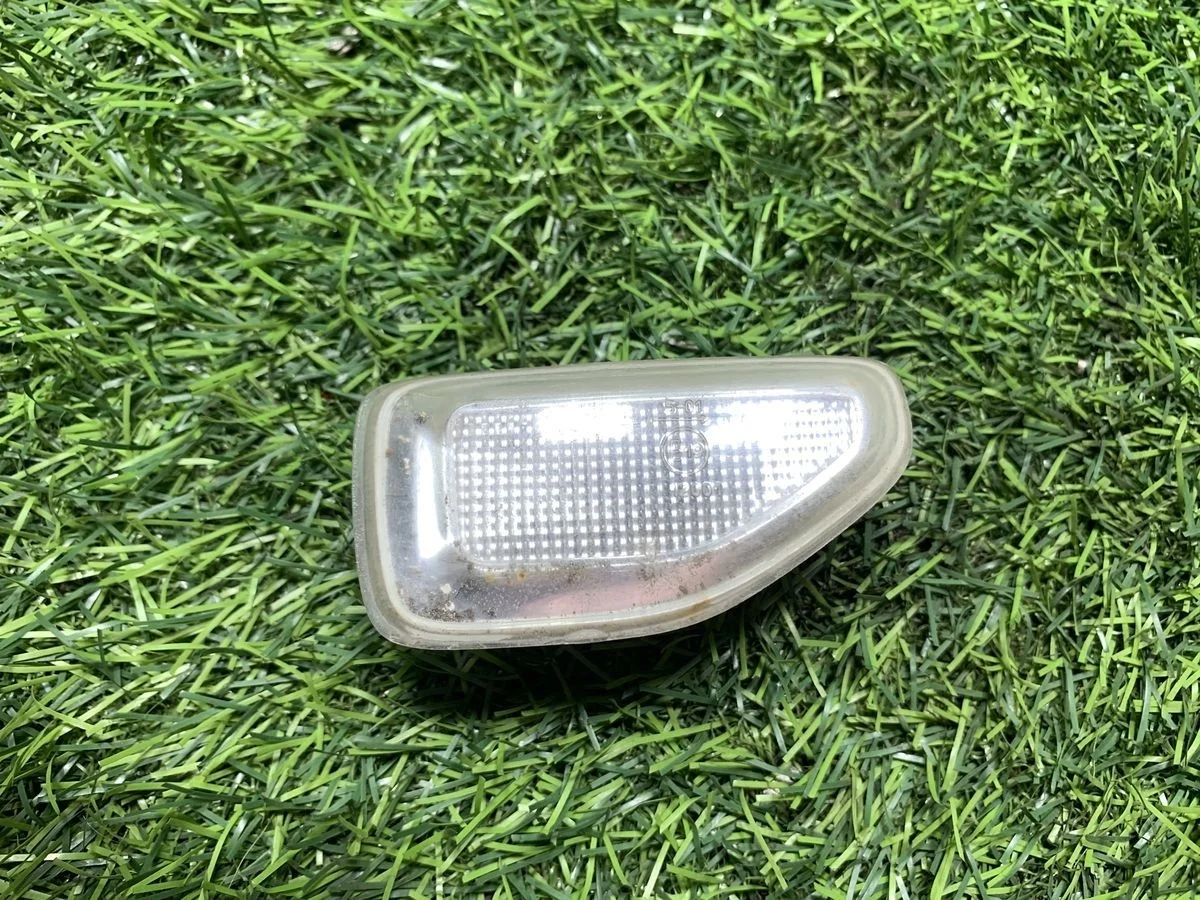 Повторитель в крыло Renault Logan 2