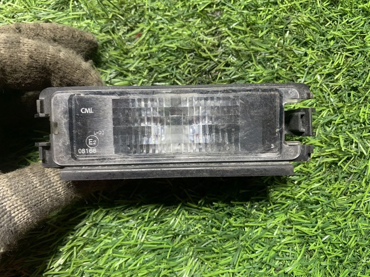 Фонарь подсветки номера Renault Logan