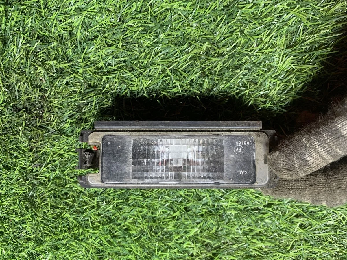 Фонарь подсветки номера Renault Logan