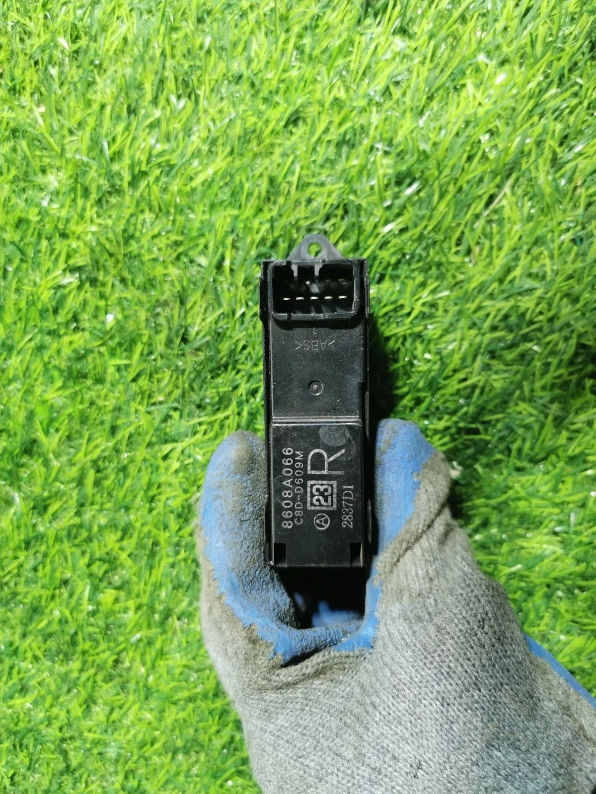 Кнопка стеклоподъемника Mitsubishi  задняя правая