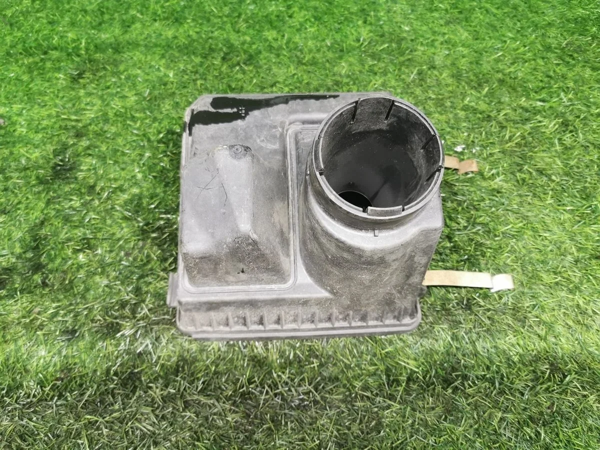 Корпус воздушного фильтра (Верх) на Mitsubishi