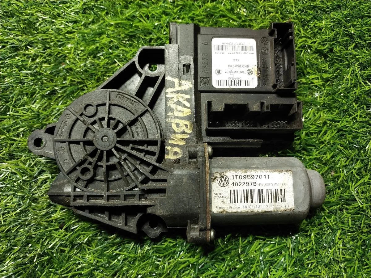 Мотор стеклоподъемника Skoda Octavia (A5) II