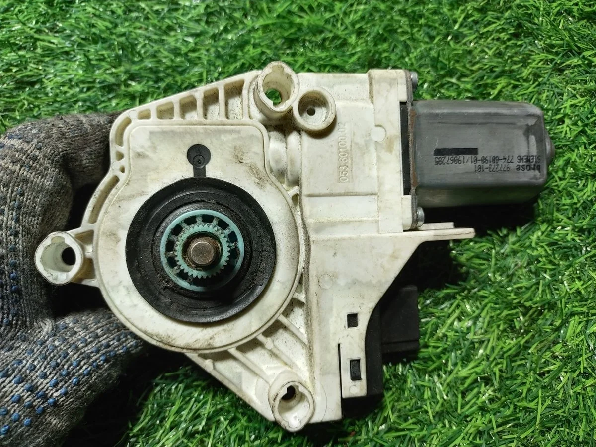 Мотор стеклоподъемника Audi A6 (C6) III