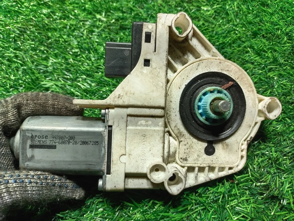 Моторчик стеклоподъёмника Audi A6 (C6) III