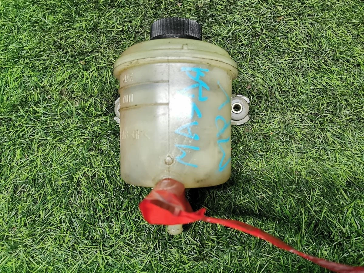 Бачок ГУР Mazda MPV II рестайлинг (2003—2006)