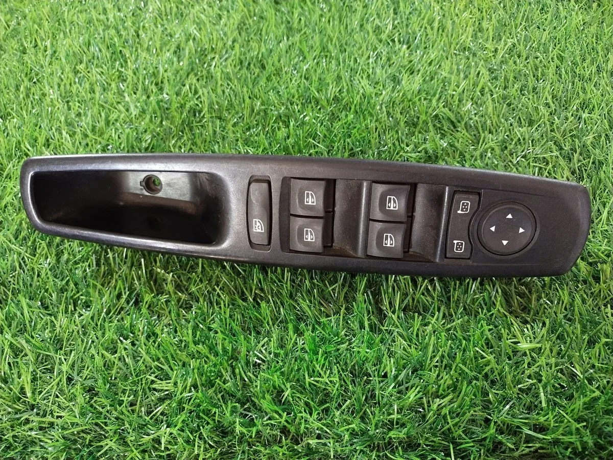 Блок управления стеклоподъемниками Renault Scenic