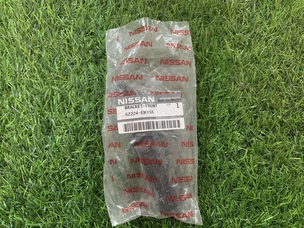 Кронштейн переднего правого бампера Nissan