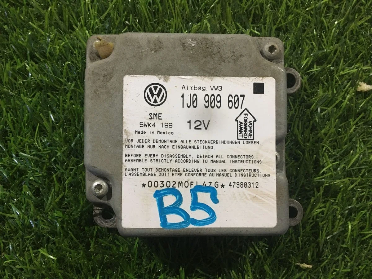 Блок управления air bag Volkswagen Passat