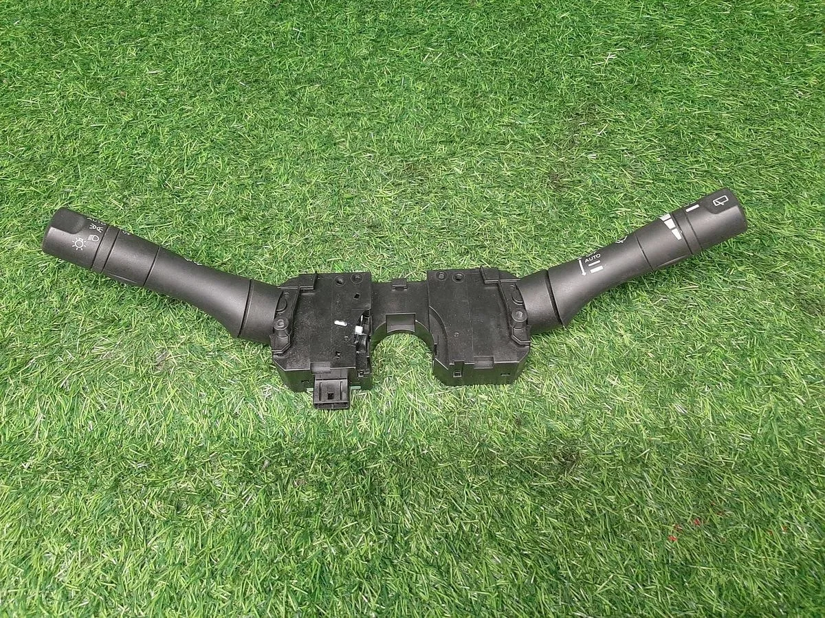 Переключатель подрулевой на Nissan Juke F15