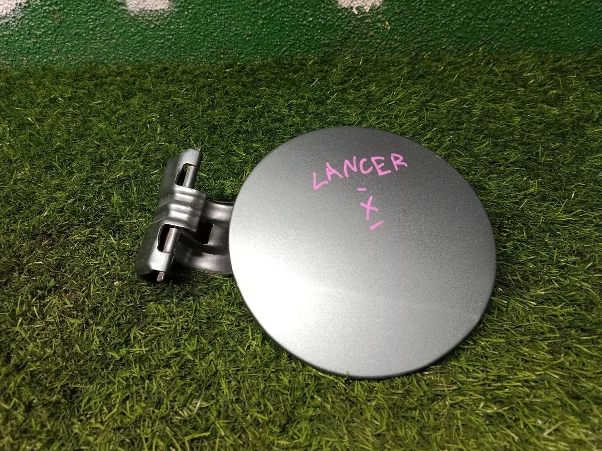Лючок бензобака для Mitsubishi Lanser 10