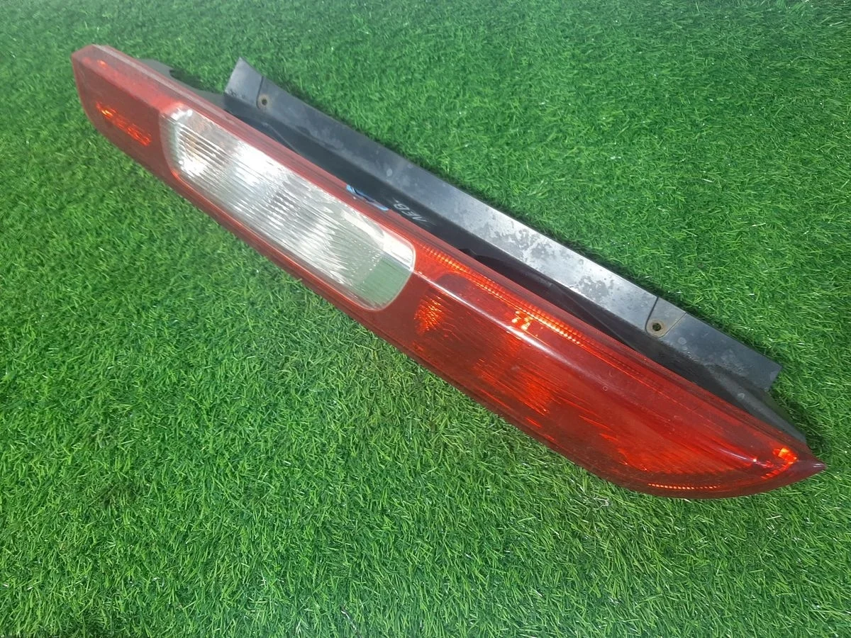 Фонарь левый на Ford Focus 2