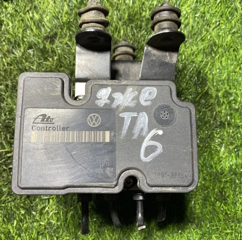 Блок ABS (насос) VW Jetta 6