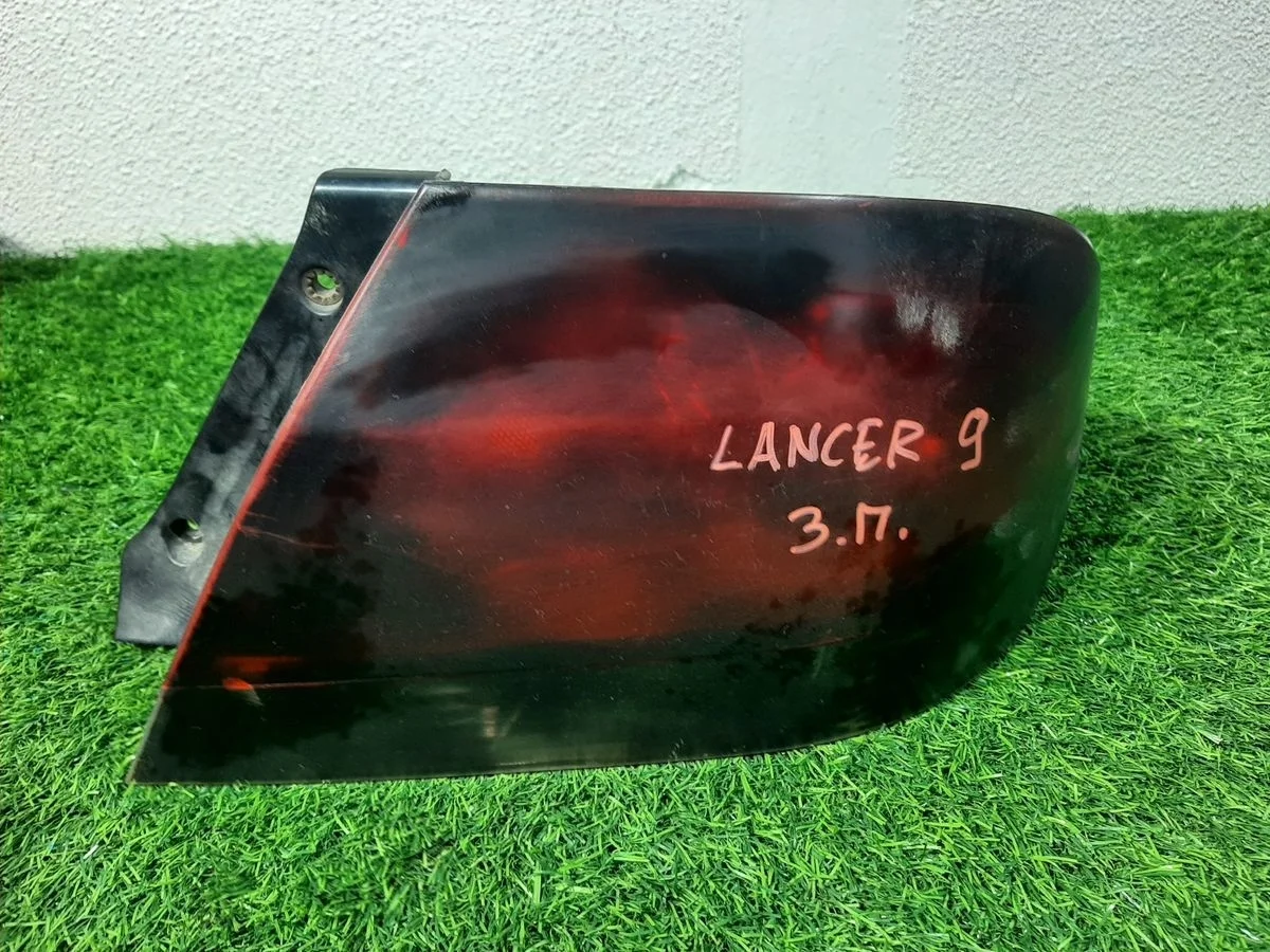 Фонарь правый на Mitsubishi Lancer 9