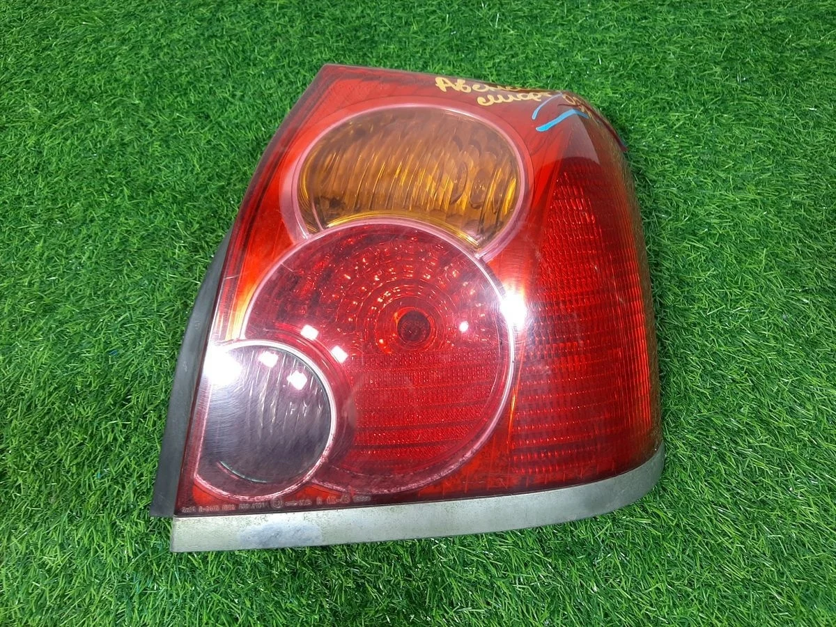 Фонарь правый на Toyota Avensis T250