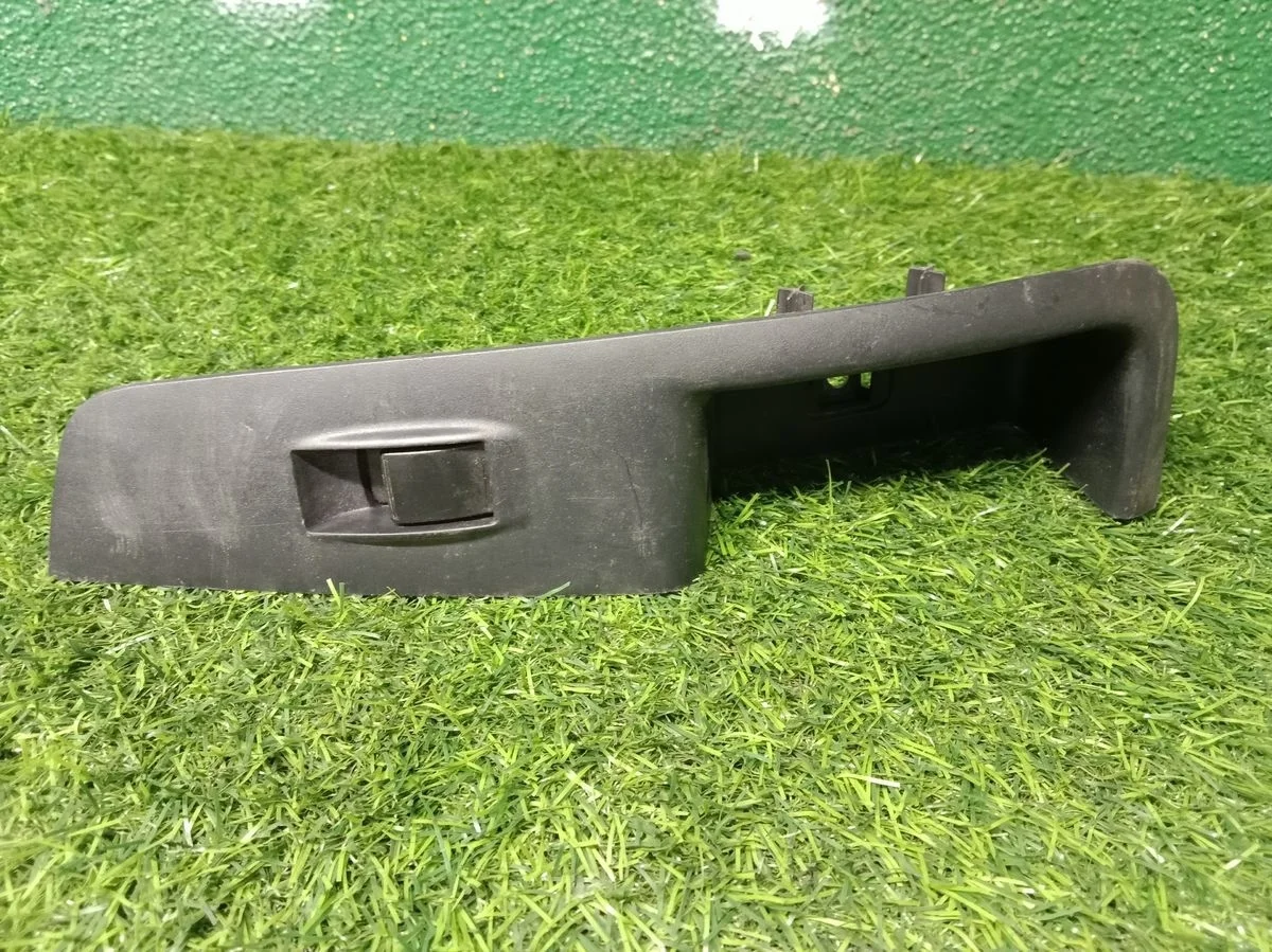 Кнопка стеклоподъемника Mitsubishi Outlander 1