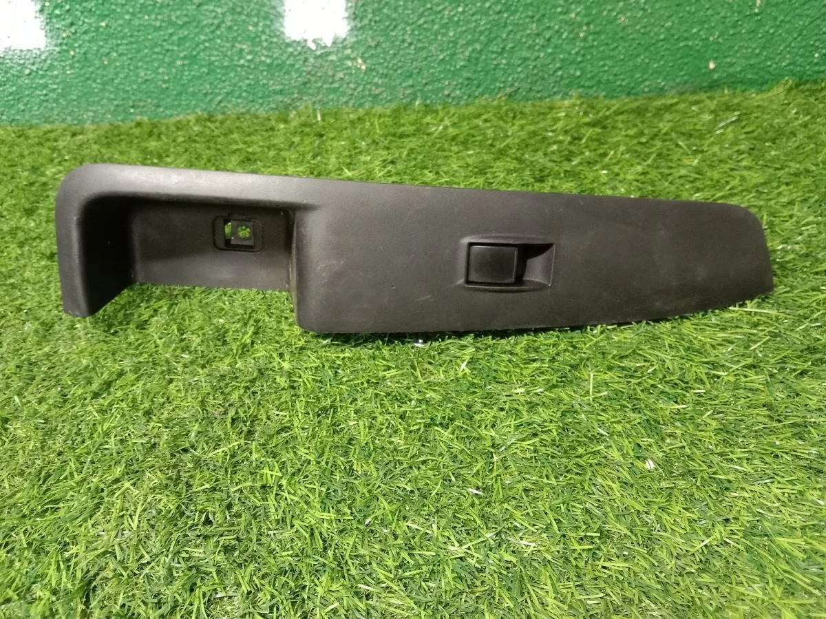 Кнопка стеклоподъемника Mitsubishi Outlander 1