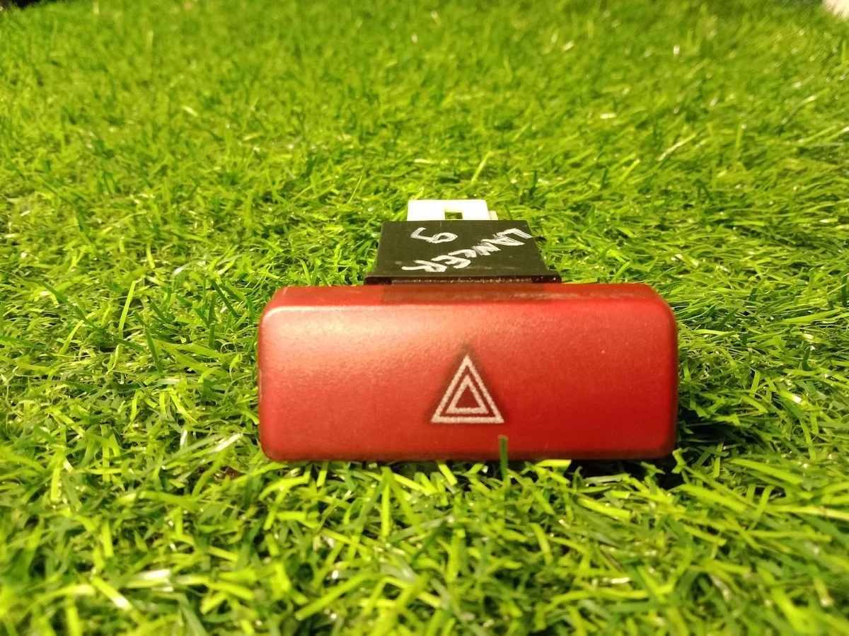 Кнопка аварийной сигнализации Mitsubishi Lancer 9