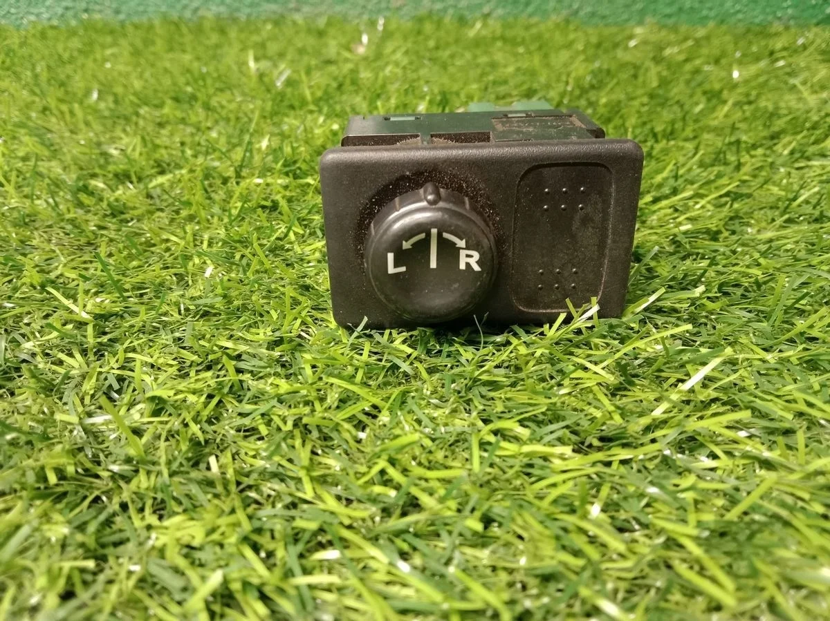 Кнопка регулировки зеркал Nissan Primera P11