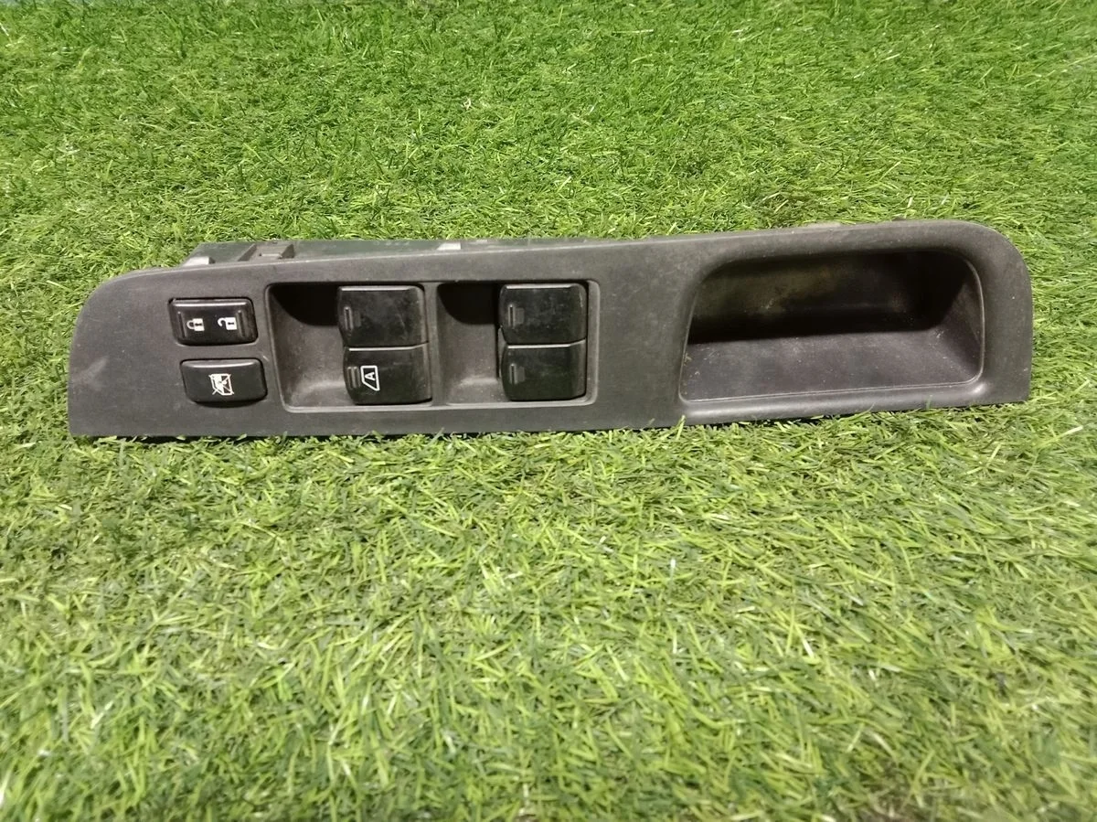 Блок управления  стеклоподъемников Nissan Tiida