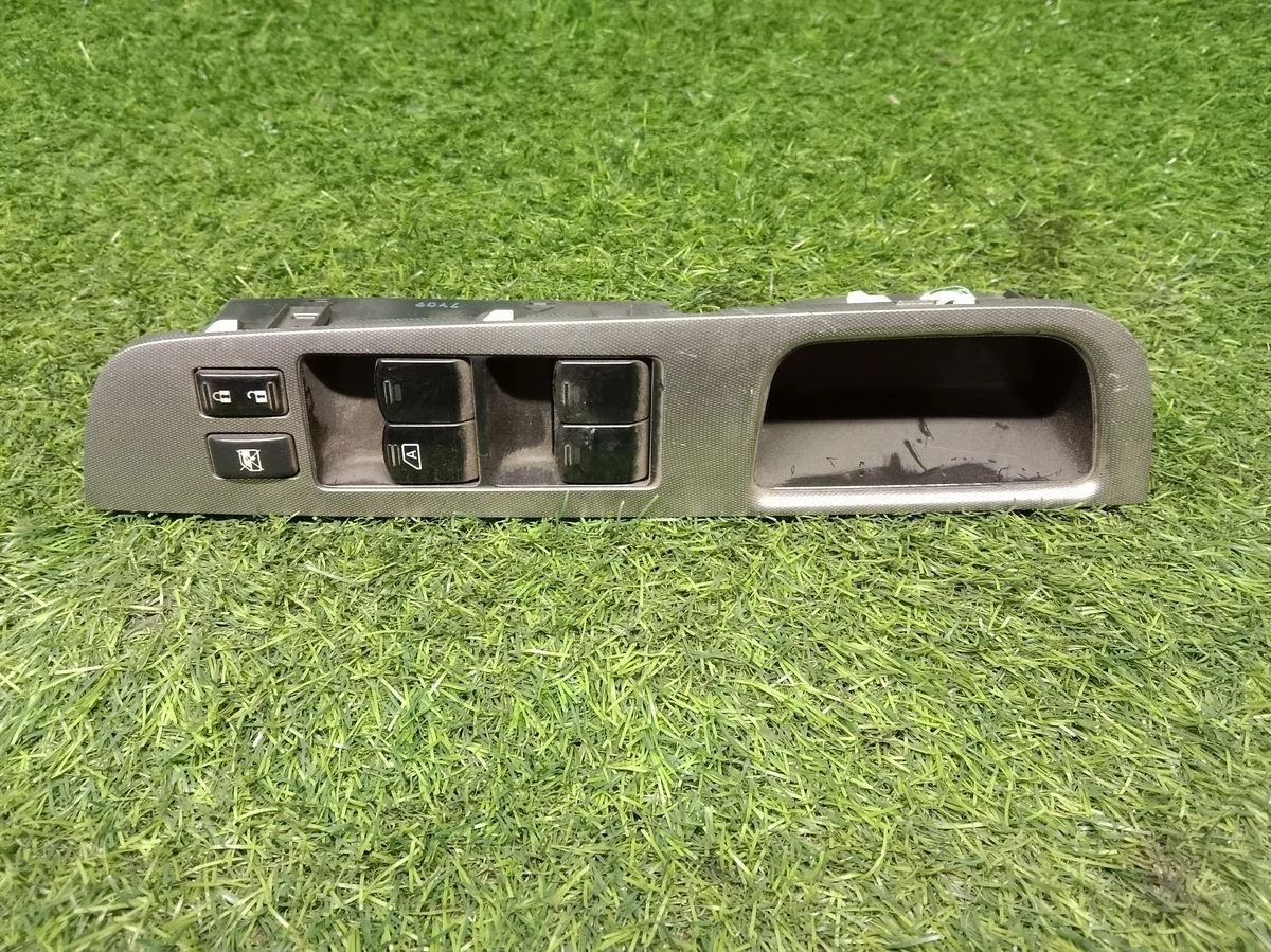 Блок управления  стеклоподъемников Nissan Tiida