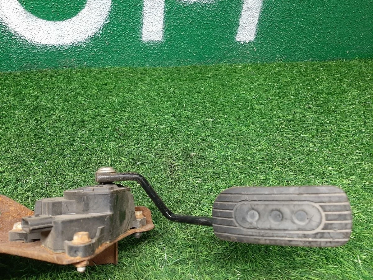 В наличии: Педаль газа на Nissan Tiida 1 C11