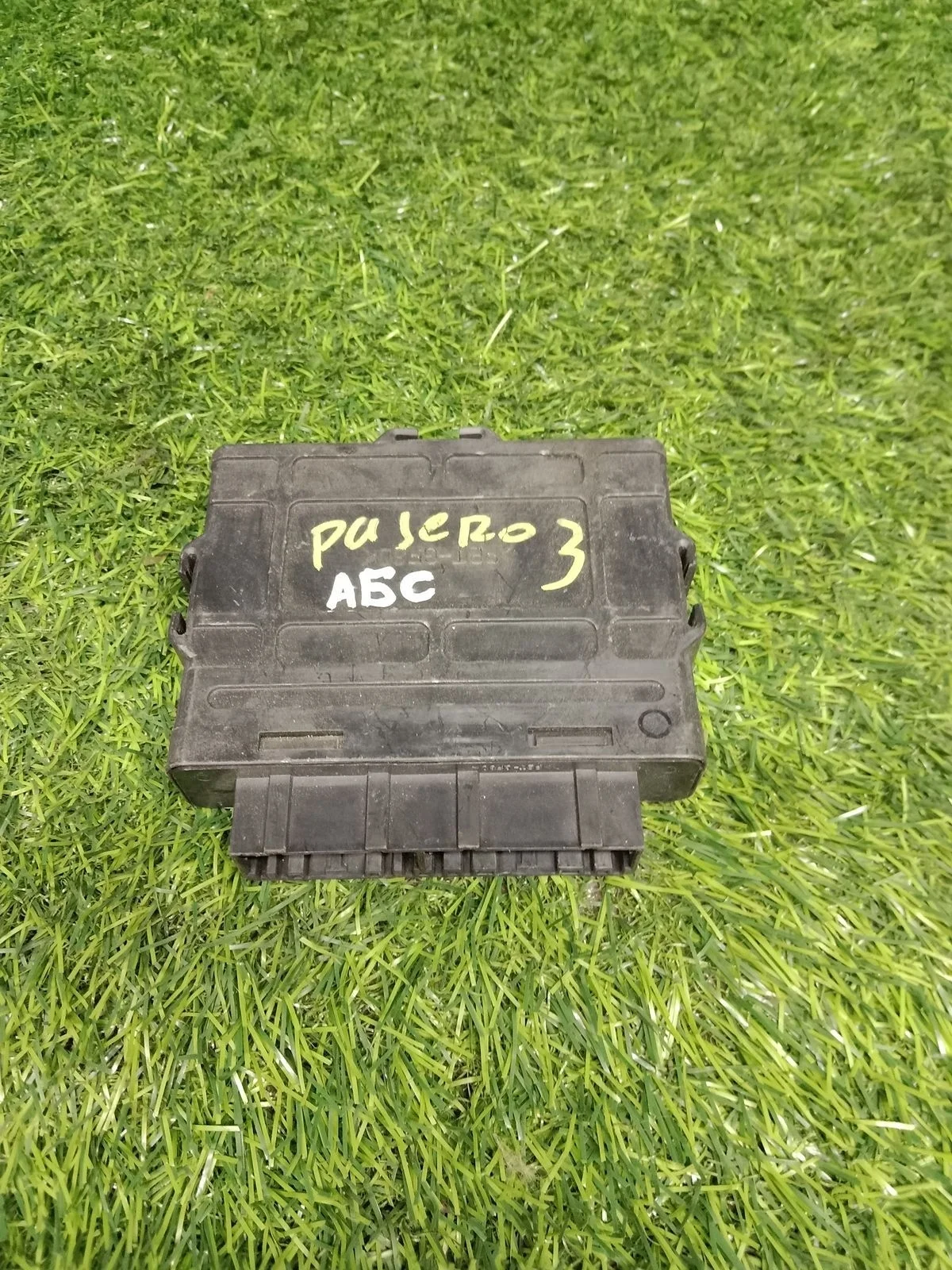 Блок управления ABS на Mitsubishi Pajero 3