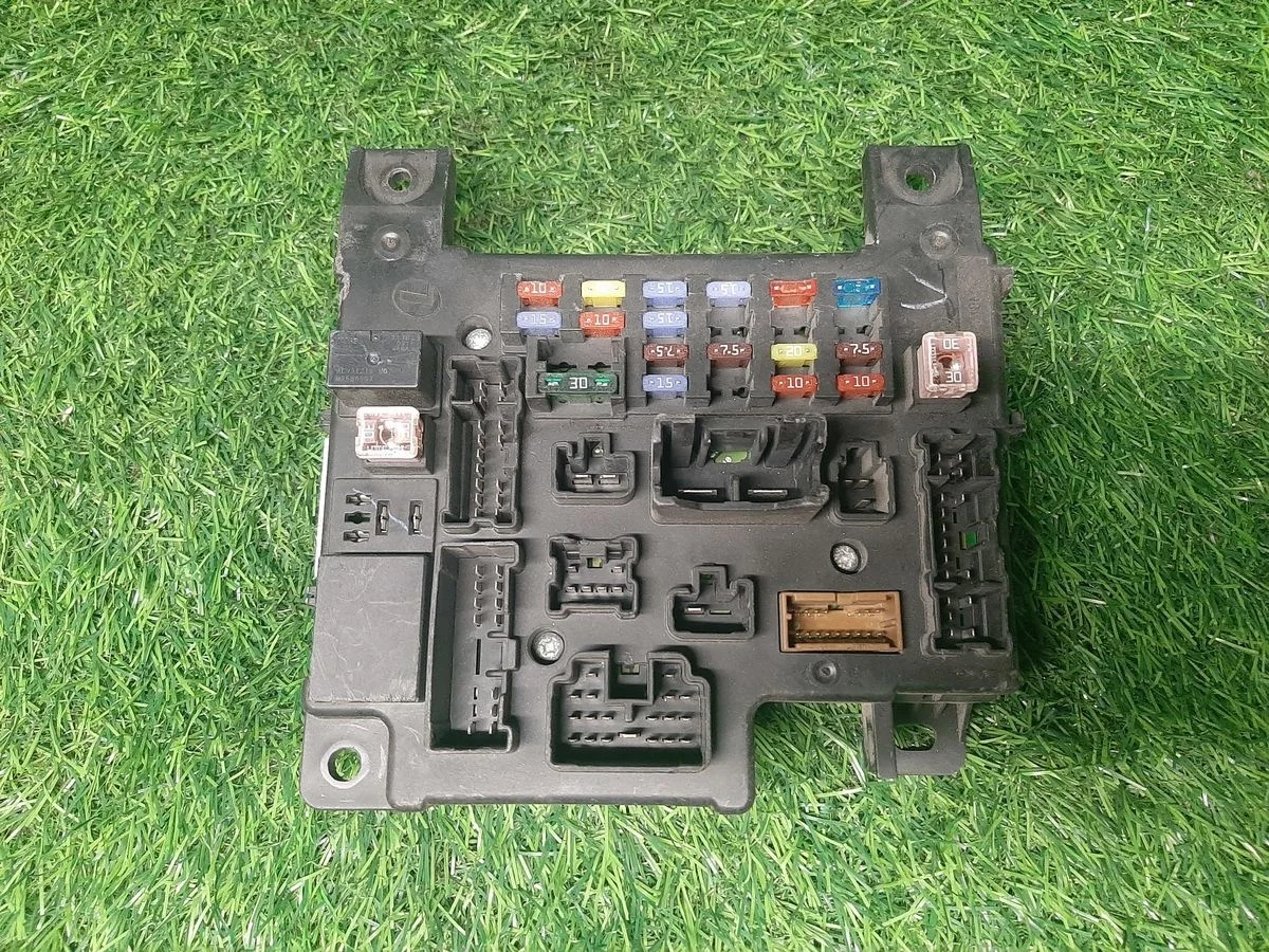 В наличии: блок предохранителей Mitsubishi Lancer