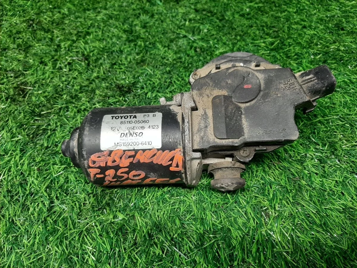 Моторчик стеклоочистителя на Toyota Avensis 2