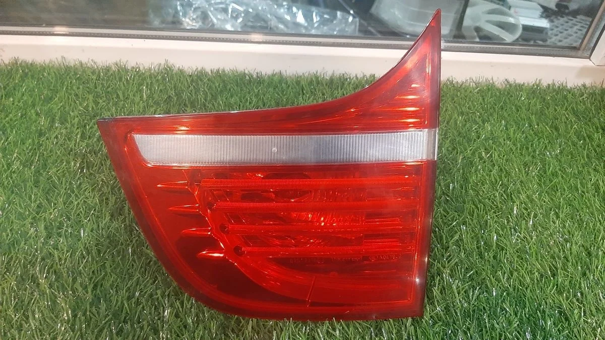 В наличии задний правый внутренний фонарь BMW X6