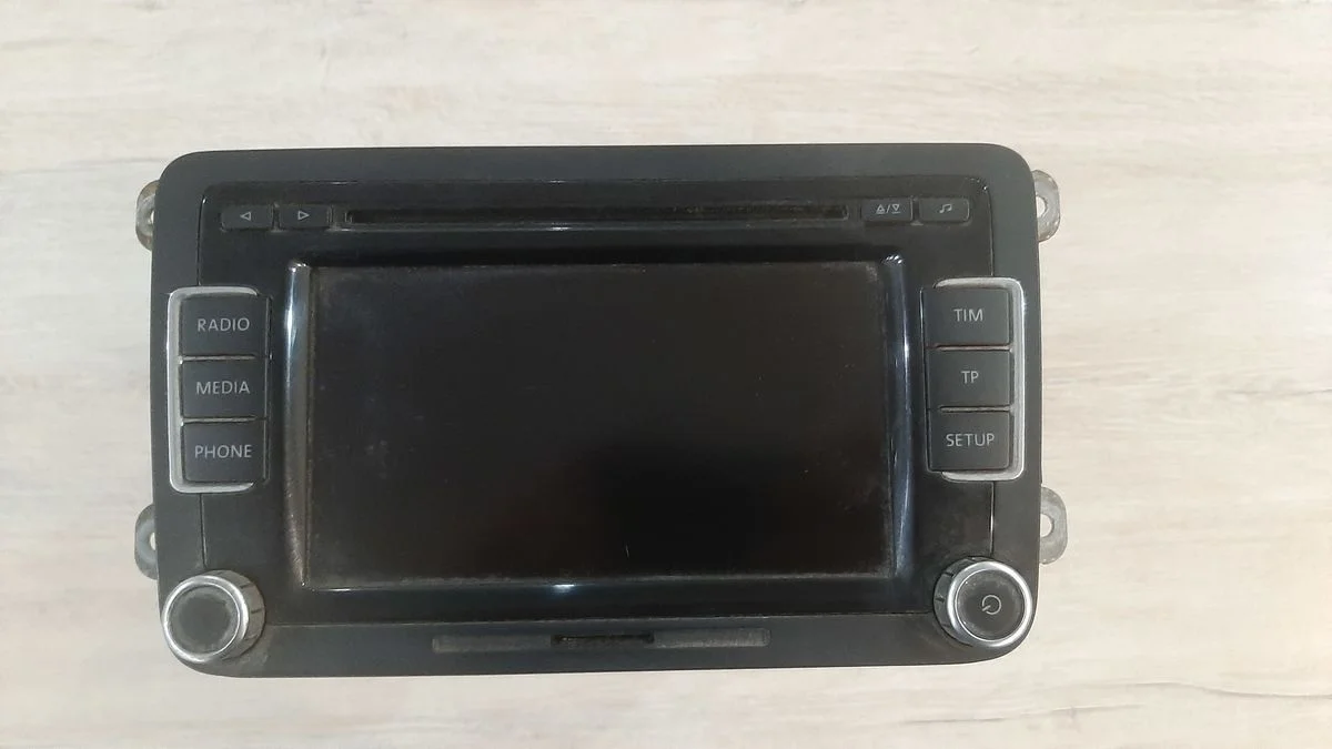 В наличии Штатная магнитола Volkswagen Polo 5
