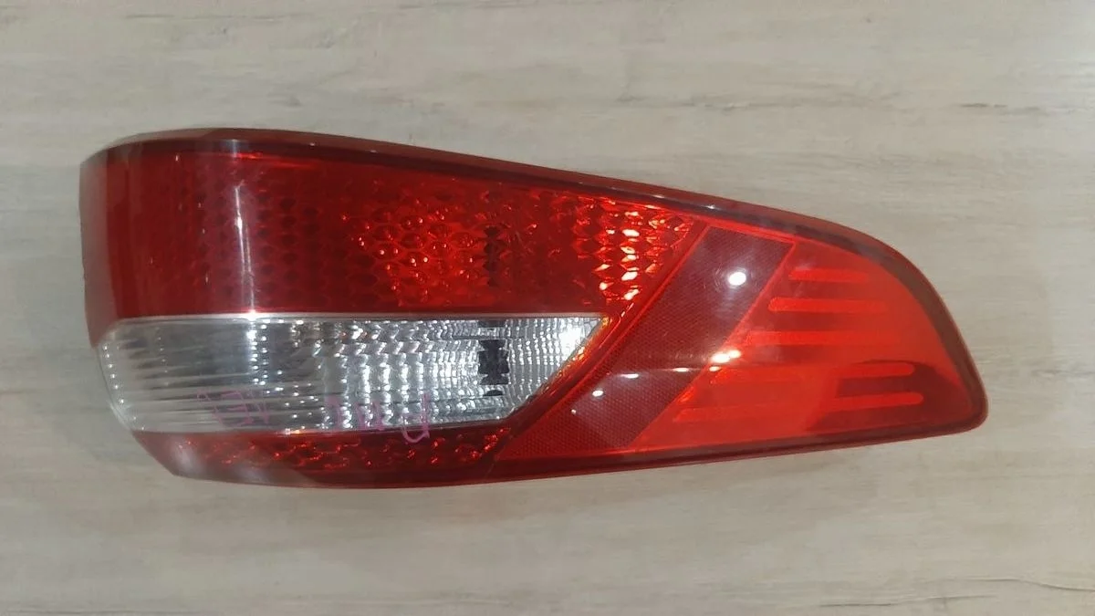 В наличии фонарь задний левый наружный Kia Rio 3