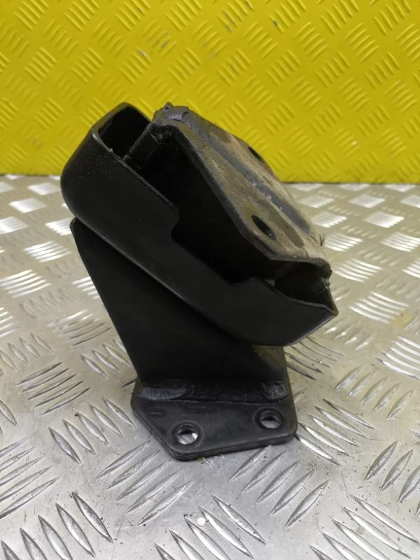 Подушка крепления двигателя Mitsubishi L200 (2006-2015) 2011 MR992670