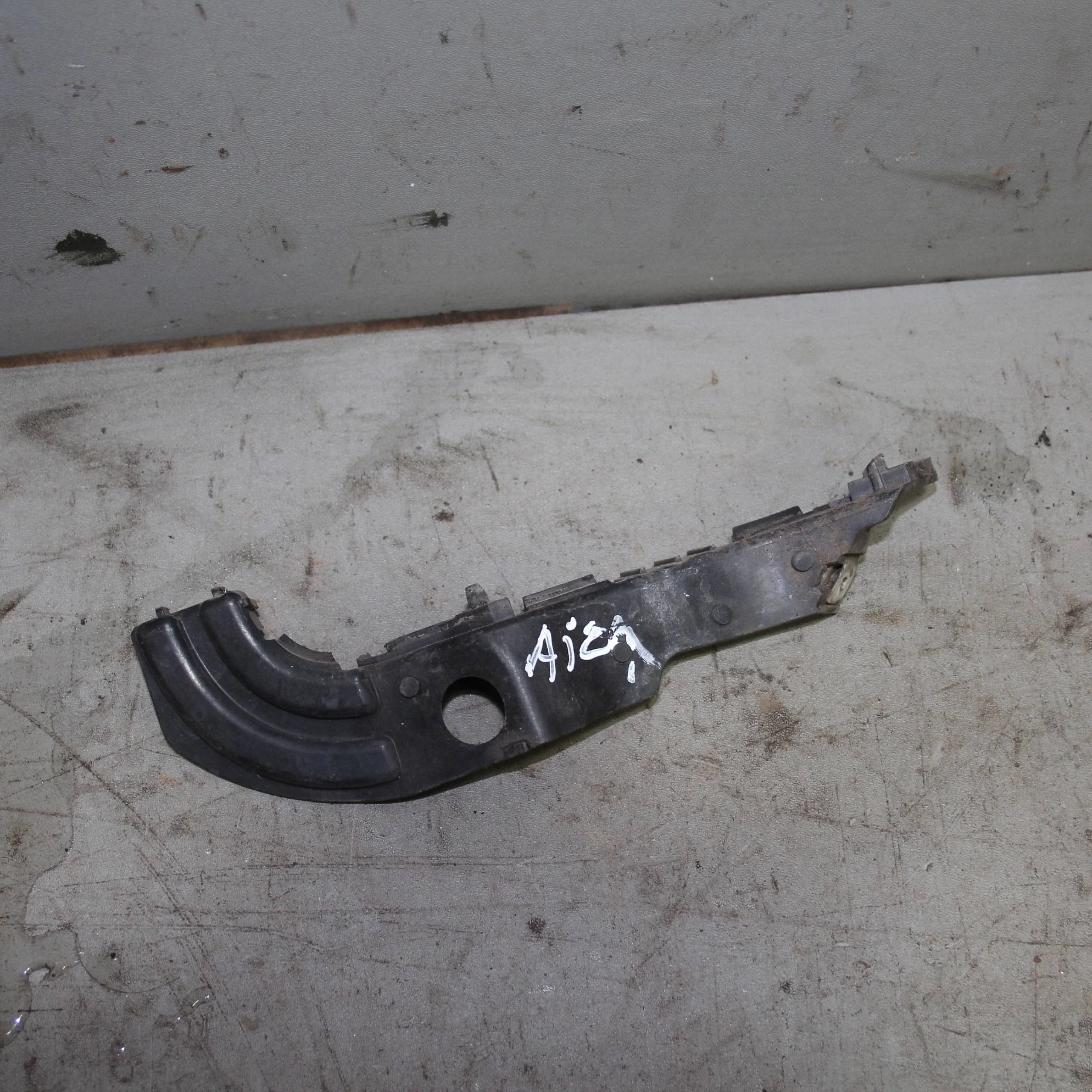 Кронштейн бампера передний правый LAND ROVER Rang