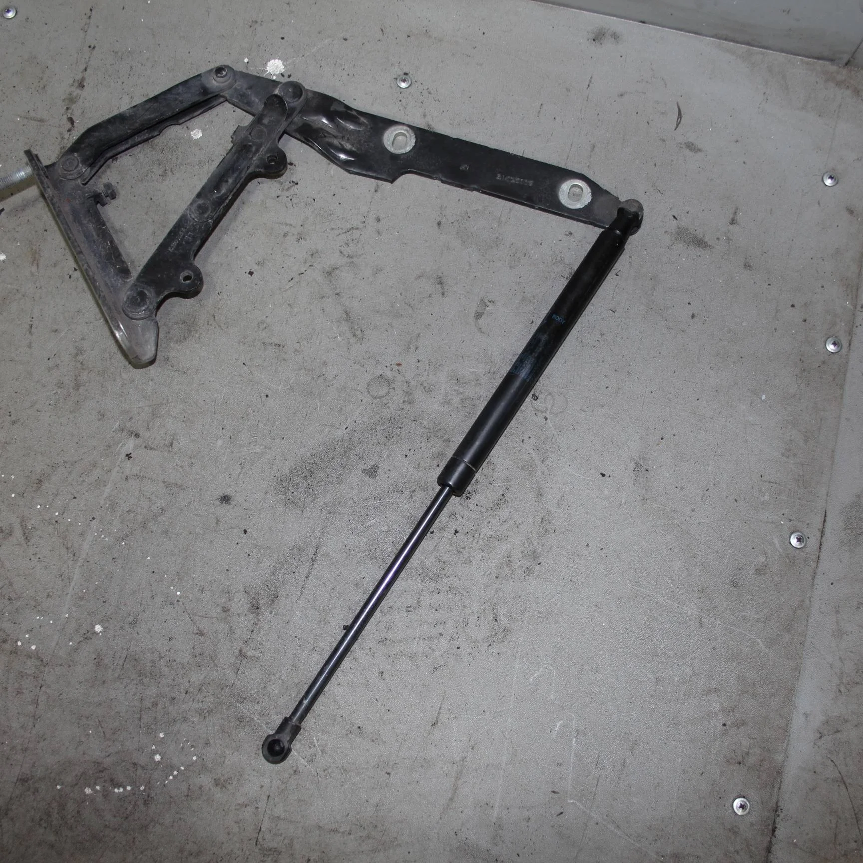 Амортизатор капота LAND ROVER Range Rover Sport I