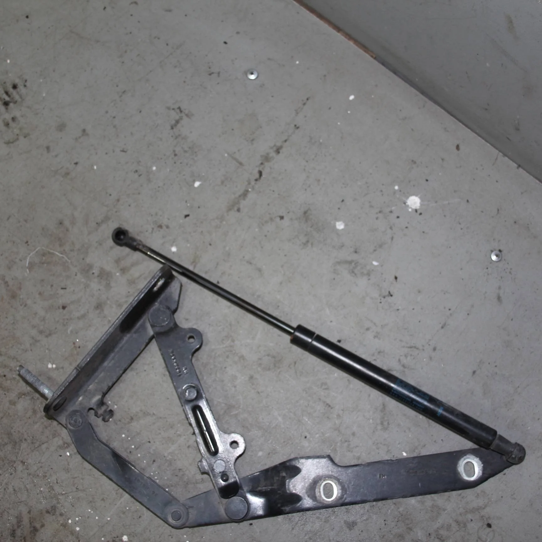 Амортизатор капота LAND ROVER Range Rover Sport I