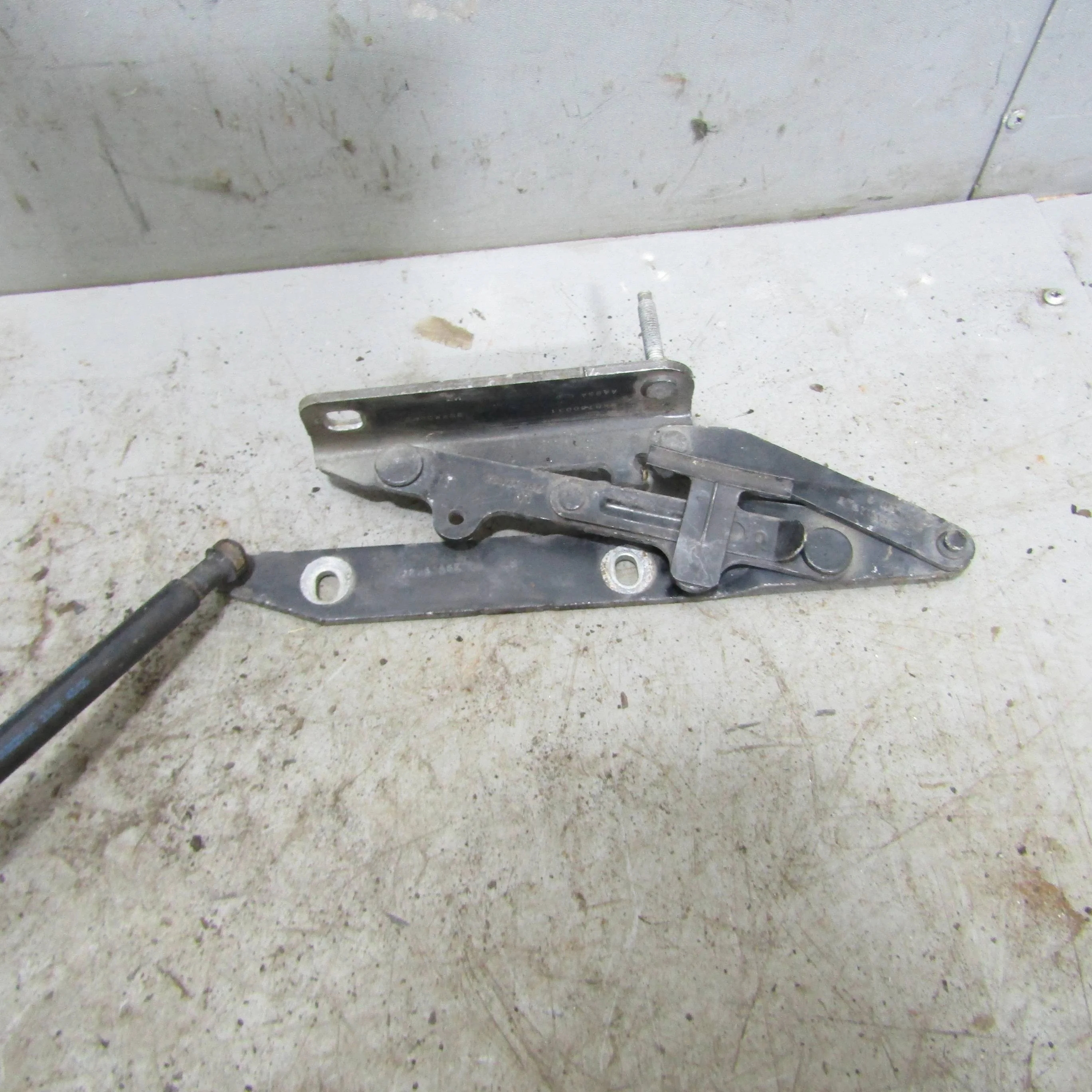 Петля капота левая LAND ROVER Range Rover Sport I