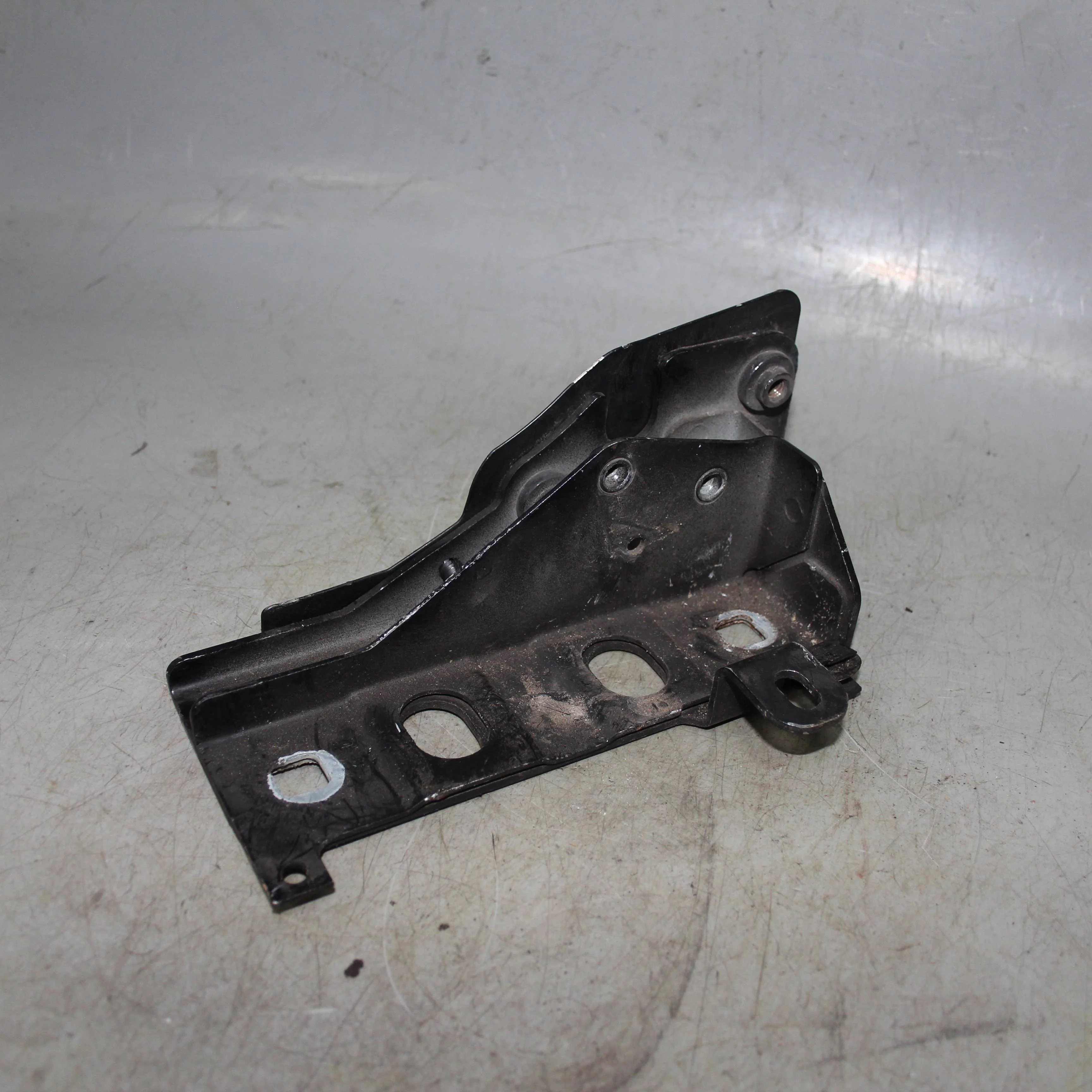 Кронштейн передней панели левый LAND ROVER Range