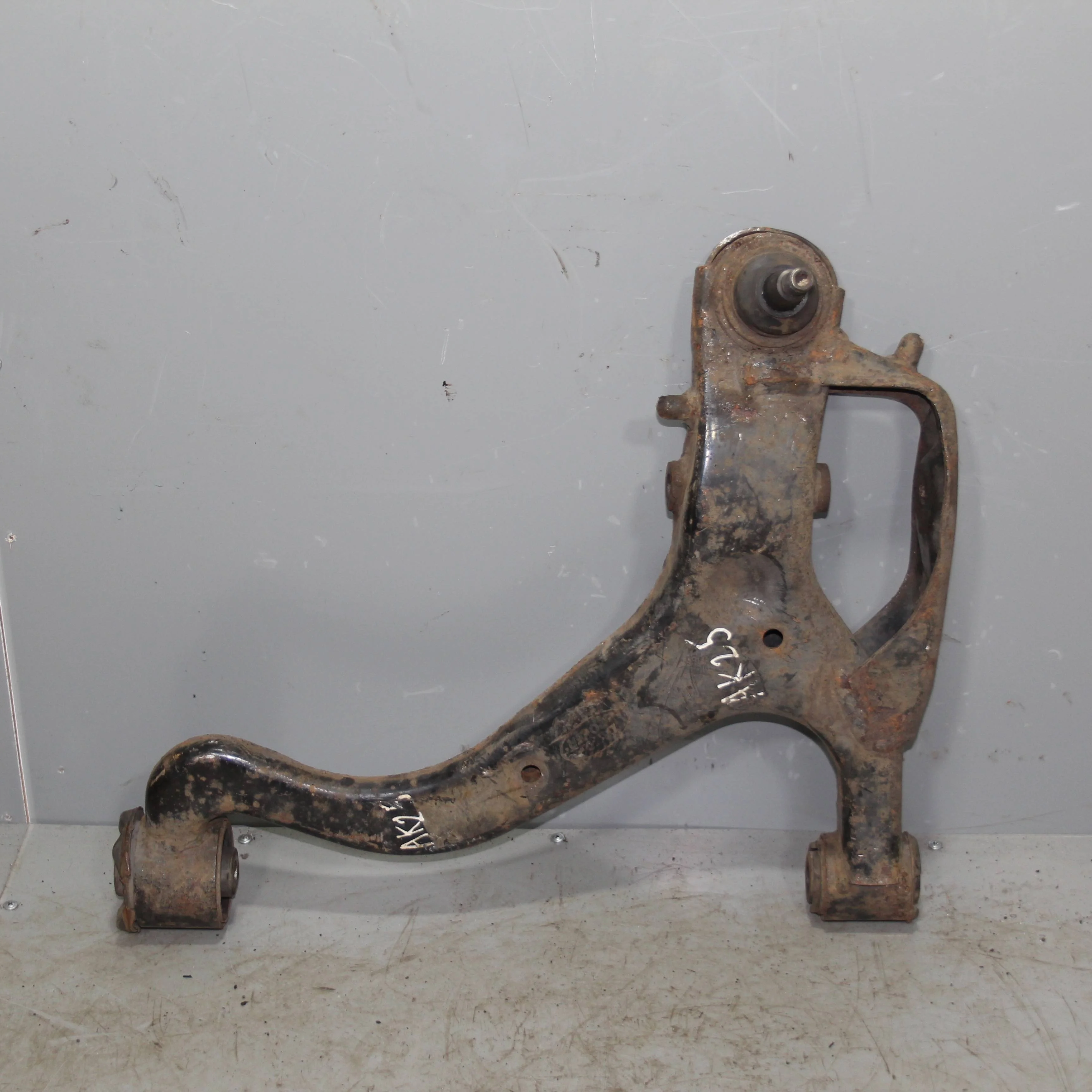 Рычаг передний правый нижний LAND ROVER Range Rov