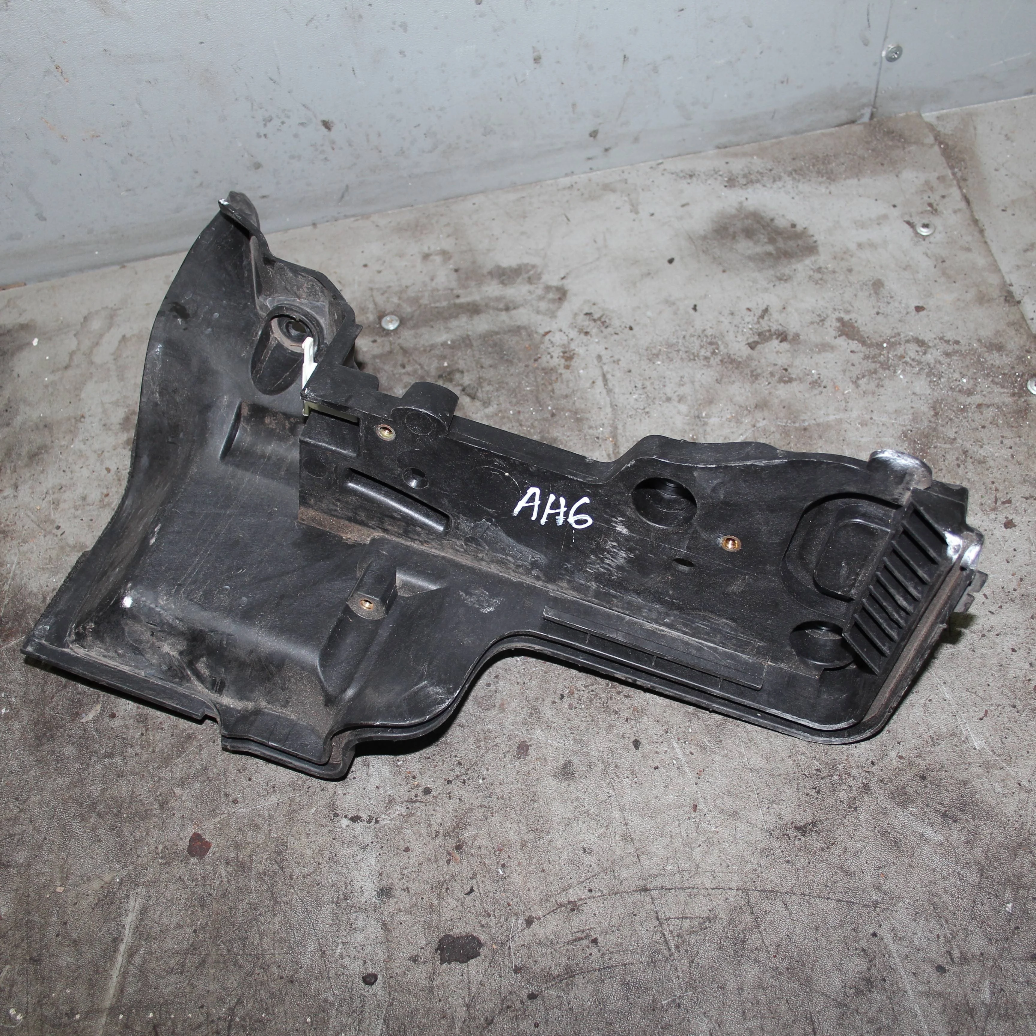 Крепление АКБ (корпус/подставка) LAND ROVER Range