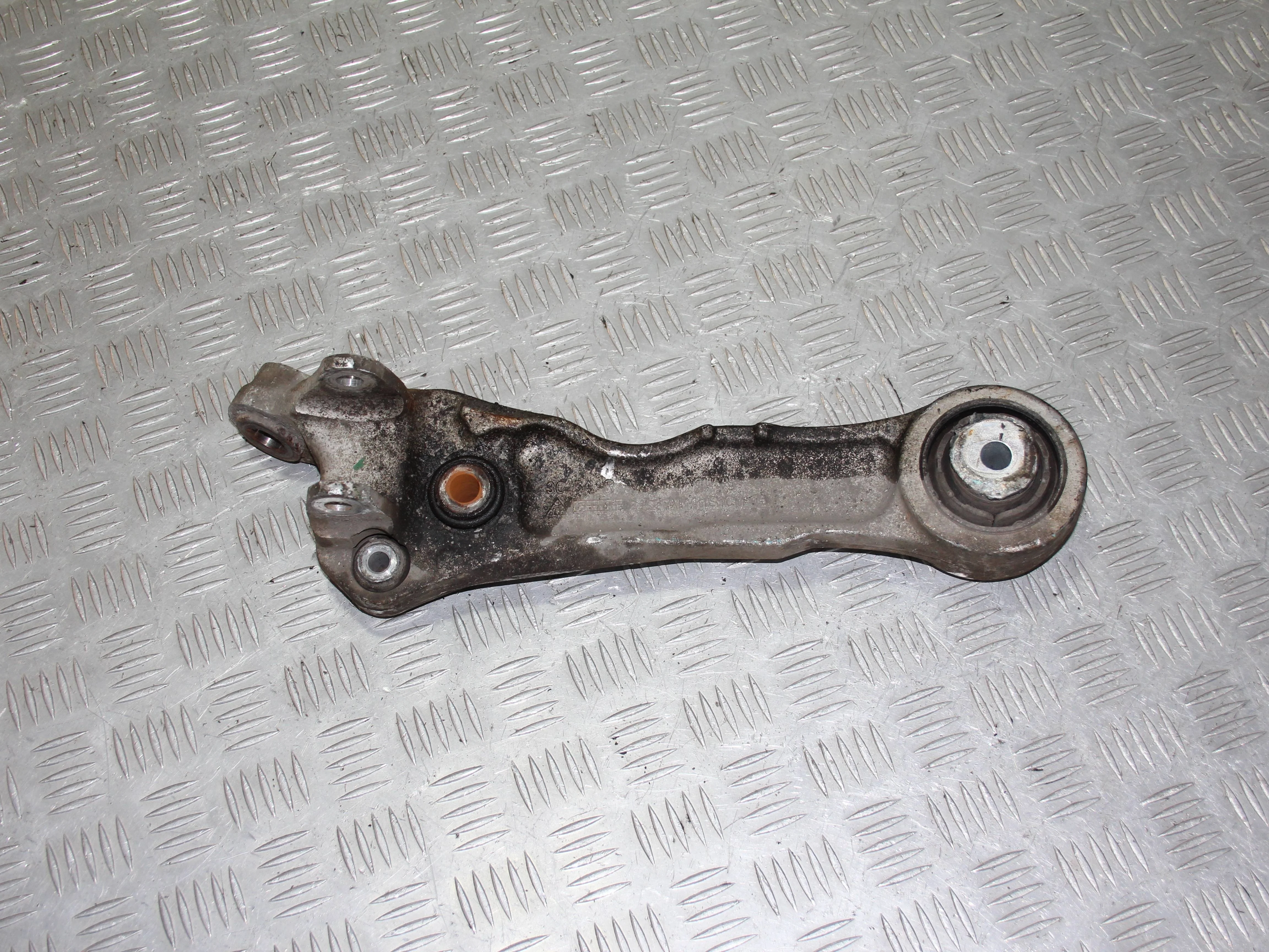 Рычаг передний поперечный нижний (прямой) правый