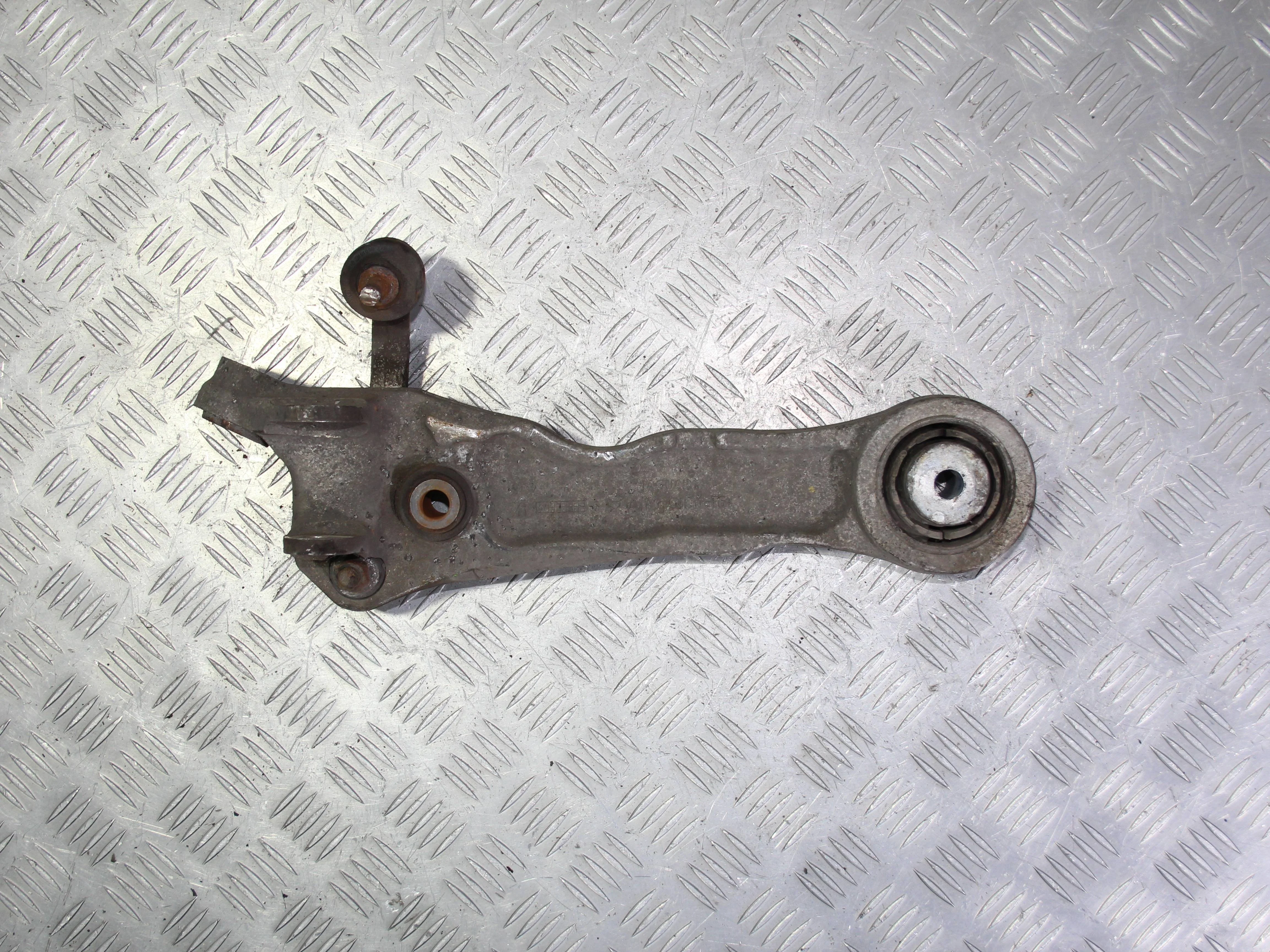 Рычаг передний поперечный нижний (прямой) правый