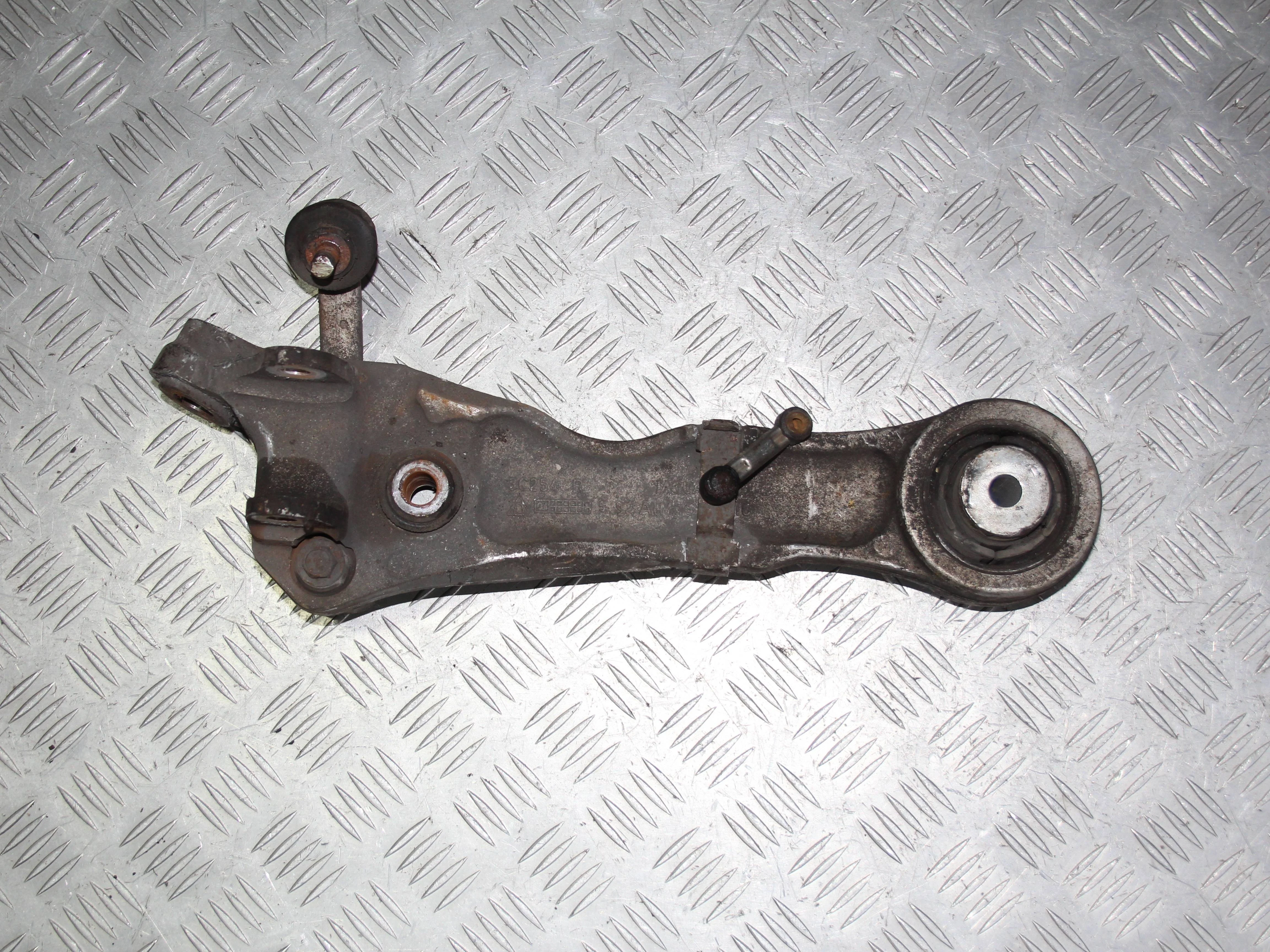 Рычаг передний поперечный нижний (прямой) правый