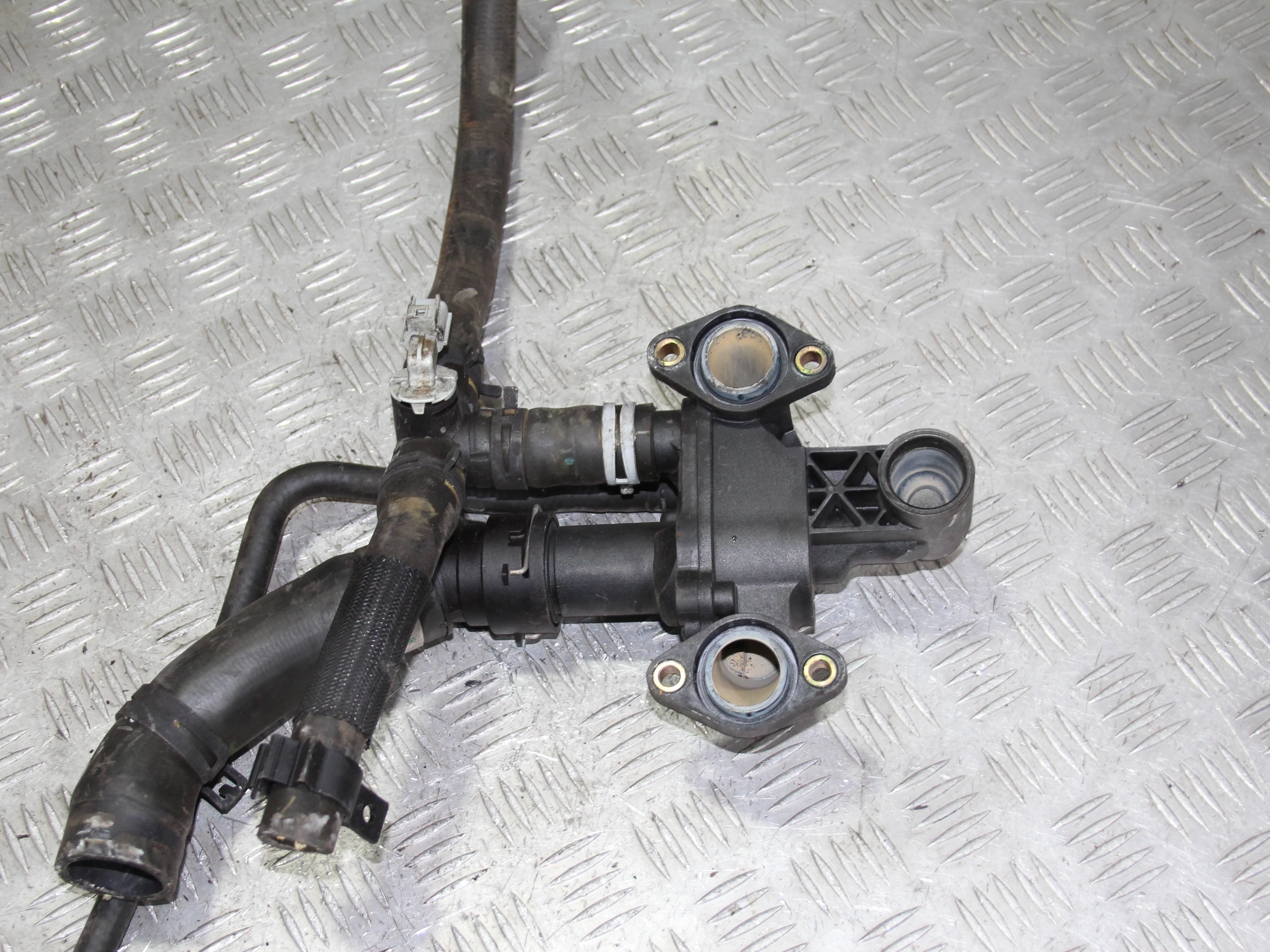 Патрубок радиатора (тройник) JAGUAR XF I (2007—20