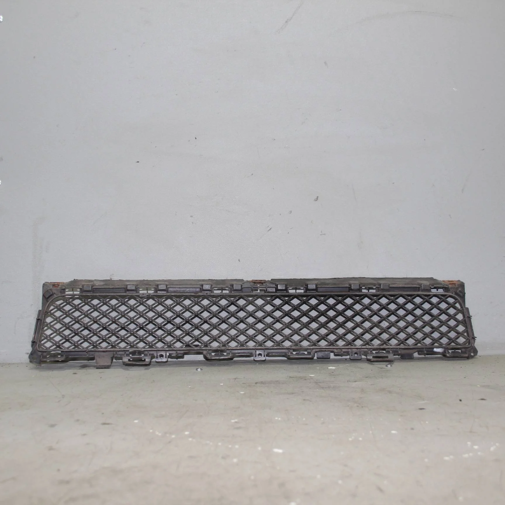 Решетка в бампер центральная JAGUAR XF I (2007—20