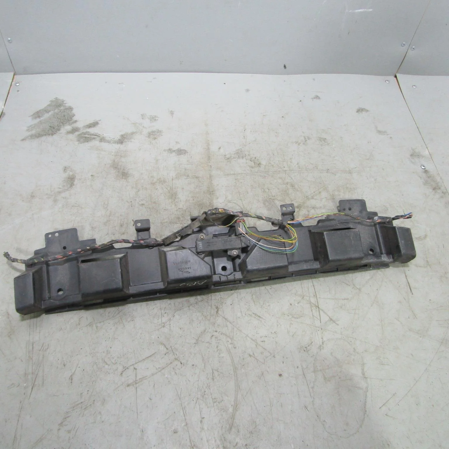 Кронштейн заднего бампера центральный JAGUAR XF I